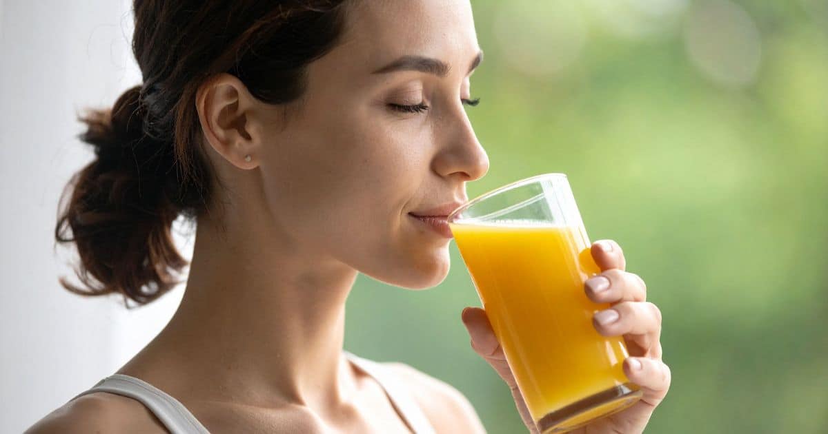 Frau trinkt Balance von Unicity - hochviskose Ballaststoff-Matrix vor der Mahlzeit für stabilen Blutzucker