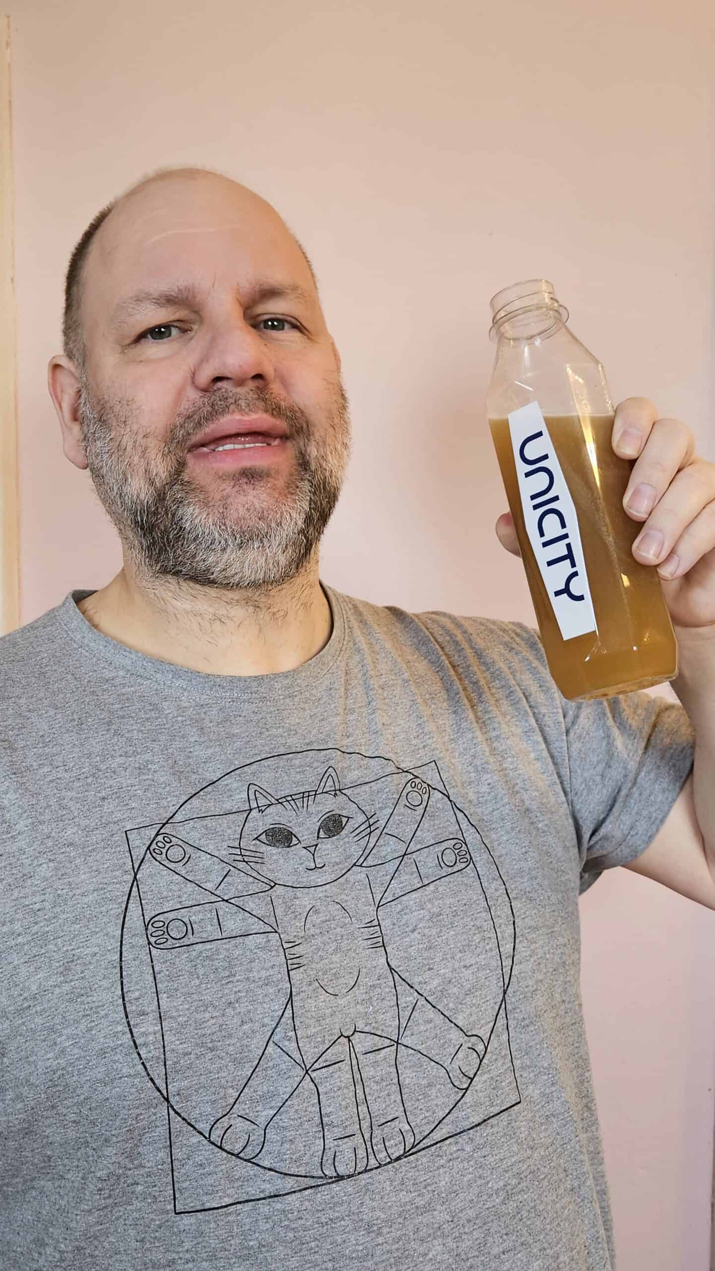 Tom von Feel Great Family mit seiner selbstgemachten Unicity Balance Mischung