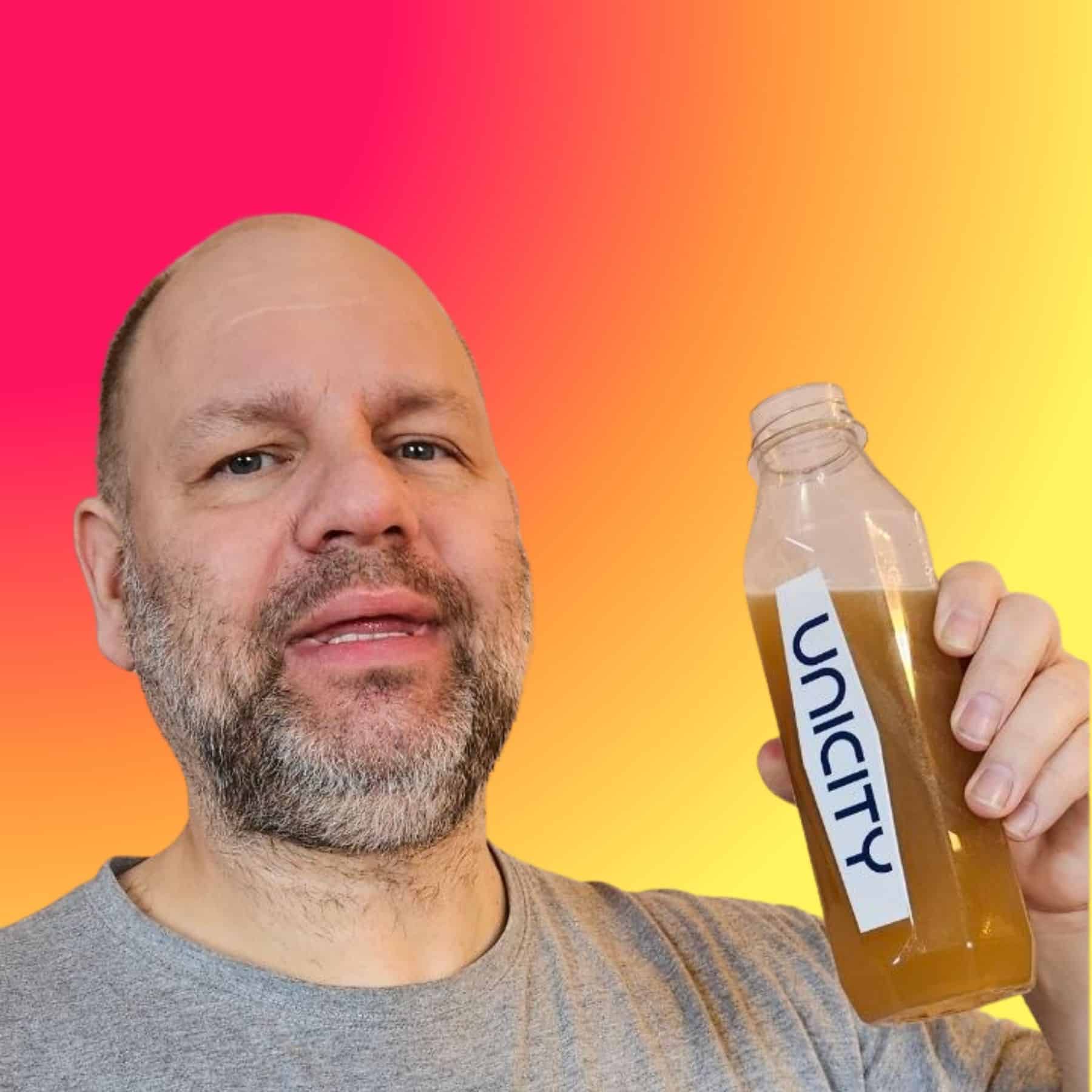 Tom trinkt Unimate beim Intervallfasten — wach und konzentriert am Morgen.