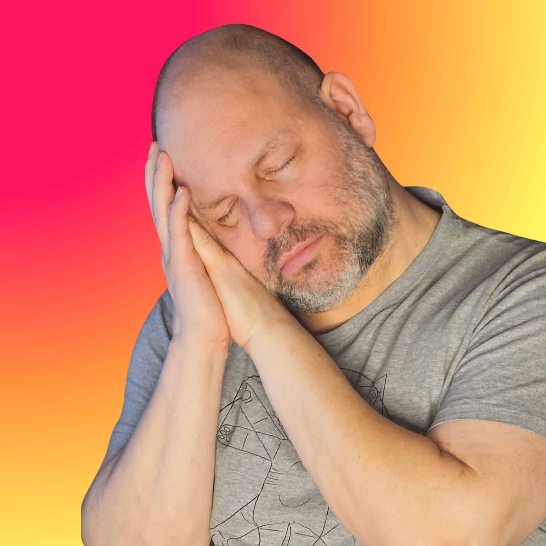 Tom müde mit Kaffee in der Hand — bevor er Unimate als Alternative entdeckt hat.